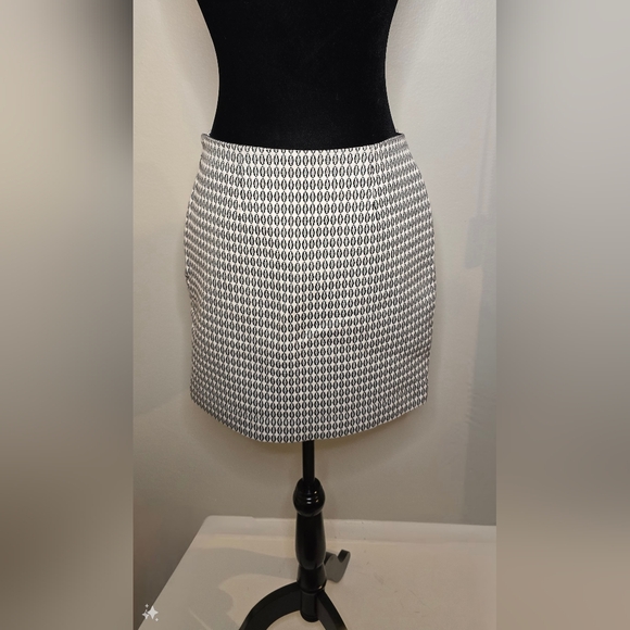 Ann Taylor White & Black Geometric Skirt Womens Size 6 - Picture 1 of 9
